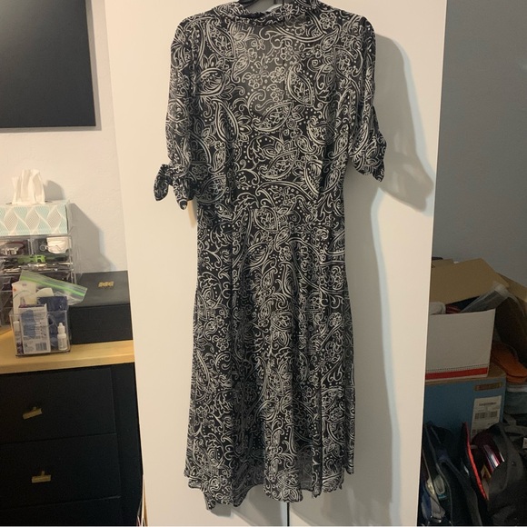 Calvin Klein Black and White Paisley Print Dress with Tie. Size 4 - Picture 6 of 13